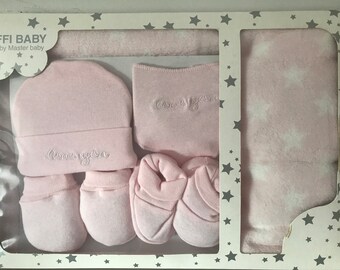 Personalized baby girl birth gift, 5-piece pink birth box, blanket, hat, gloves, bib