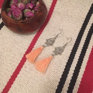 boucle oreilles ethniques pompon hamsa main de fatma bijou marocain cadeau témoin femme