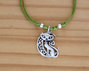 Colgante de gato y luna en plata de ley: una joya celestial y caprichosa
