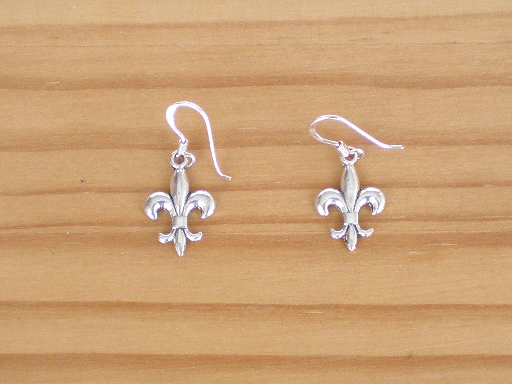 Boucles D'oreilles Pendantes Chat Blanc Avec Fleurs, Métal Doré, Fait Main - Bijoux Des Lys