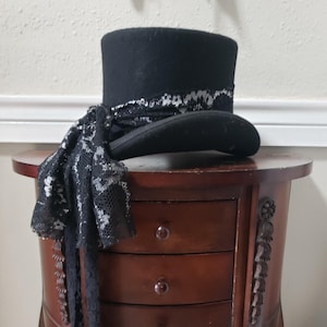 Vintage zwarte hoge hoed van wol in victoriaanse stijl met kanten strik en lint