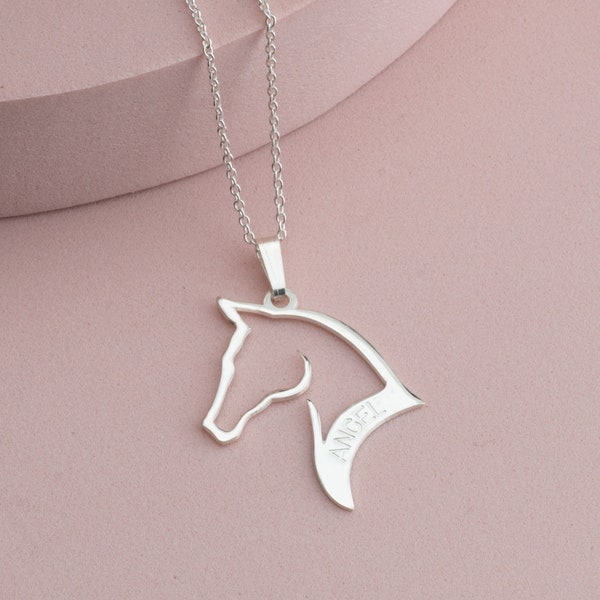 Gravure de collier cheval - collier prénom cheval - collier pendentif cheval - collier cheval personnalisé - bijoux cheval - cadeau pour les amateurs de chevaux