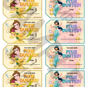 Puede incluir: Un conjunto de ocho etiquetas de regalo rectangulares con ilustraciones de Bella y Jasmine. Las etiquetas de Bella son amarillas con una rosa y un libro, las de Jasmine son azul verdoso con una linterna. Cada etiqueta dice YOU HAVE BEEN PIXIE DUSTED! FROM: