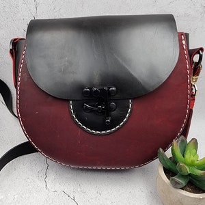 Elegante monedero de mujer de piel color borgoña de edición limitada con bolso mini/cruzado a juego
