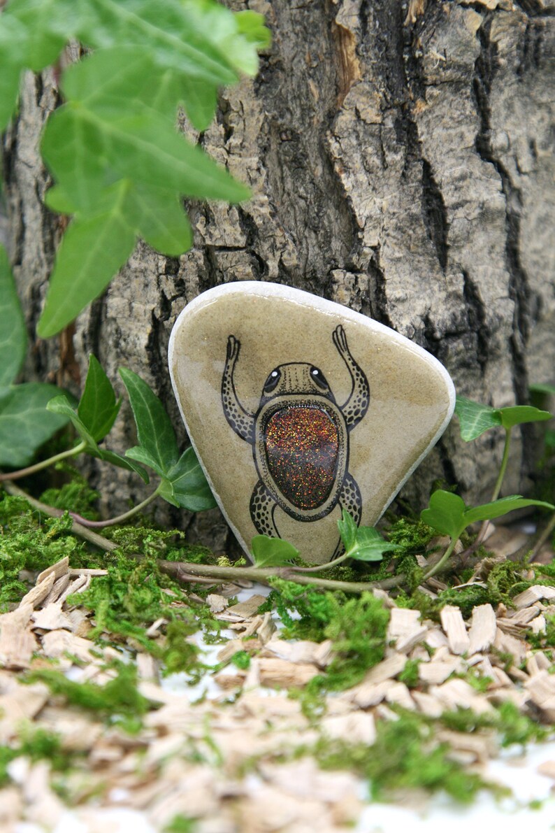 Yuitoid Creature Fantasy Gift Home Decor Painted Rocks Paperweight Weird Alien Insect Turtle Beetle Cryptozoology Entomology Pebble Art