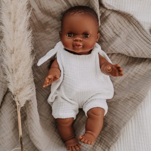 Paola Reina Gordi Puppe Romper, Strampler aus Bio-Musselin Puppe African Girl