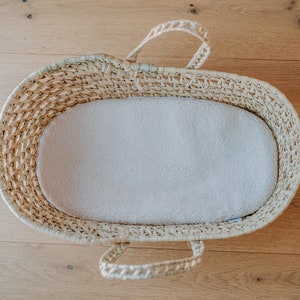 Conjunto JenLiving® composto por porta-bonecas em folha de palmeira e colchão de ursinho de pelúcia