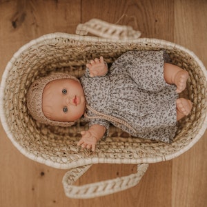JenLiving® porta-bonecas MINI LOU feito de folha de palmeira, cama de boneca para bonecas pequenas
