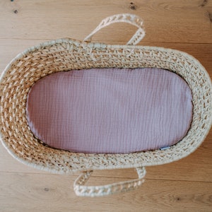 Conjunto JenLiving® composto por porta-bonecas em folha de palmeira e colchão em pó dream pink