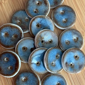 Botón de porcelana esmaltada de rutilo azul de 3/4” para tejer o hacer crochet