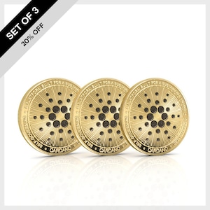Könnte beinhalten: Ein Set aus drei goldfarbenen Cardano-Kryptowährungsmünzen. Jede Münze zeigt ein schwarz-weißes Design mit dem Text "Eine Plattform, die für eine nachhaltige, selbstverwaltete dezentrale Zukunft geschaffen wurde" und "Cardano".
