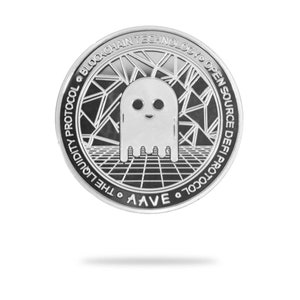Puede incluir: Una moneda de plata con un diseño en blanco y negro. La moneda presenta un fantasma de dibujos animados con un patrón de cuadrícula en el fondo. El texto alrededor del borde de la moneda dice "AVE • THE LIQUIDITY PROTOCOL • BLOCKCHAIN TECHNOLOGY • OPEN SOURCE DEFI PROTOCOL".