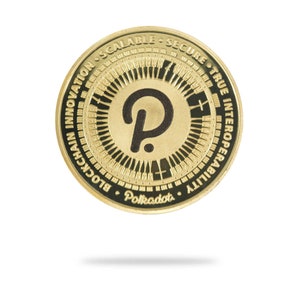 Puede incluir: Una moneda de color dorado con un diseño en blanco y negro. La moneda presenta la letra "P" en el centro y las palabras "Blockchain Innovation, Scalable, Secure, True Interoperability, Polkadot" alrededor del borde.