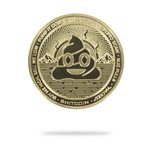 Puede incluir: Una moneda de color dorado con un emoji de caca en el centro. La moneda tiene texto alrededor del borde que dice "Buy me high, sell me low. Pump it dump it. No utility. Crypto scam. Rug pulls. Hacked. Shitcoin."