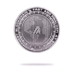 Puede incluir: Una moneda de plata con el texto "SCALE DeFi AT GREENET BLOCKCHAIN FAST AND FINAL" alrededor del borde. El centro de la moneda presenta una letra estilizada "A" con un diseño de hoja y la palabra "Algorand".