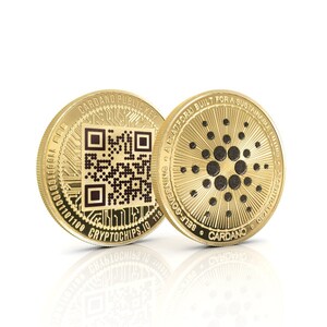 Puede incluir: Dos monedas de oro de la criptomoneda Cardano. Una moneda presenta un código QR en blanco y negro con el texto "Cardano Public Key" y "Cryptochips.io". La otra moneda presenta una imagen estilizada en blanco y negro de una flor con el texto "A Platform Built for a Sustainable Future - Self-Governing - Cardano - Decentralized".