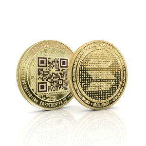 Puede incluir: Dos monedas de color dorado con el texto "SOLANA PUBLIC KEY" y "DECENTRALIZED BLOCKCHAIN BUILT TO ENABLE REAL-WORLD APPS FOR THE WORLD" en ellas. Una moneda tiene un código QR y la otra tiene una imagen estilizada de una hoja.