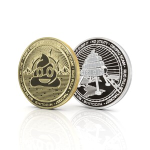Peut inclure: Deux pi&egrave;ces de monnaie de crypto-monnaie en or et en argent avec le texte "BUY ME HIGH, SELL ME LOW &bull; PUMP IT DULL &bull; HACKED &bull; NIDOLINS &bull; BUY ME HIGH, SELL ME LOW &bull; PUMP IT DULL &bull; HACKED &bull; NIDOLINS" et un emoji caca sur une pi&egrave;ce et un OVNI sur l'autre.