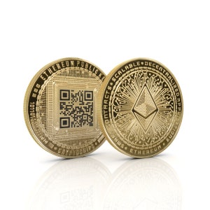Puede incluir: Dos monedas de oro de Ethereum. Una moneda presenta un código QR y el texto "Ethereum Public Blockchain Cryptochips". La otra moneda presenta un logotipo de Ethereum estilizado y el texto "Smart Contracts Scalable Decentralized Apps Ethereum".