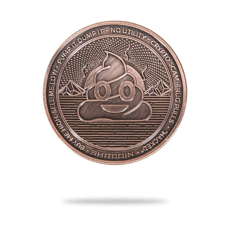 Peut inclure: Une pi&egrave;ce de monnaie de couleur cuivre avec un emoji de caca de dessin anim&eacute; portant des lunettes et un sourire. La pi&egrave;ce porte l'inscription "BUY ME HIGH SELL ME LOW PUMP IT DUMP IT NO UTILITY. CRYPTO SCAM RUG PULLS "HACKED" SHITCOIN" autour du bord.