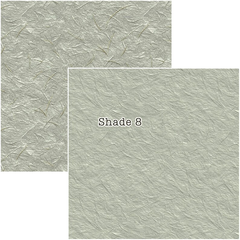 Puede incluir: Dos hojas de papel texturizado en un tono verde claro. El papel tiene un aspecto fibroso con sutiles acentos verdes oscuros y marrones. El texto "Shade 8" se muestra en una de las hojas. El papel tiene un aspecto artesanal.