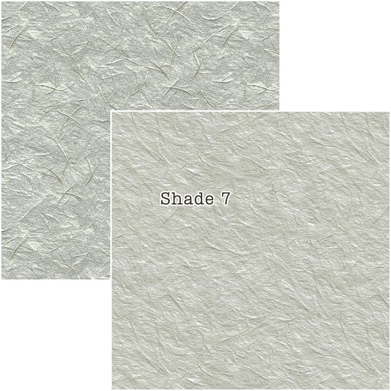 Puede incluir: Dos muestras de papel texturizado gris claro. La muestra m&aacute;s grande es una hoja completa, mientras que la m&aacute;s peque&ntilde;a es un primer plano con el texto "Shade 7". El papel tiene un aspecto arrugado con l&iacute;neas sutiles m&aacute;s oscuras.