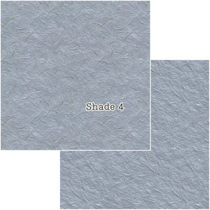 Puede incluir: Papel azul claro texturizado con finas fibras verdes. La imagen muestra tres hojas rectangulares de diferentes tama&ntilde;os, con el texto "Shade 4" en la m&aacute;s grande. El papel tiene una textura arrugada.