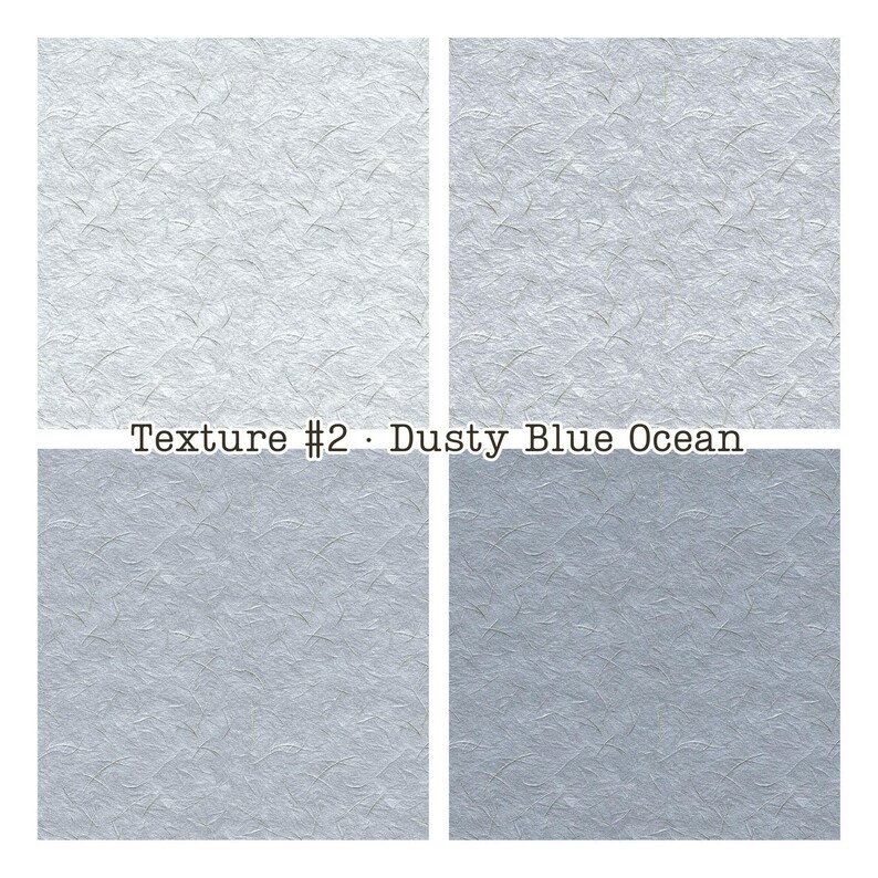 Puede incluir: Cuatro cuadrados de papel texturizado en tonos de azul y gris. El papel tiene un aspecto fibroso, con hebras visibles y un efecto sutil y moteado. El texto "Texture #2 &bull; Dusty Blue Ocean" se muestra en la parte superior.