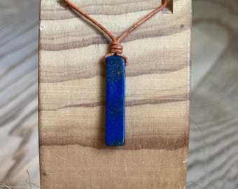 Kleine Lapislazuli und Lederkette, Minimalist, Lederkette, individuelle Längen, blauer Edelstein