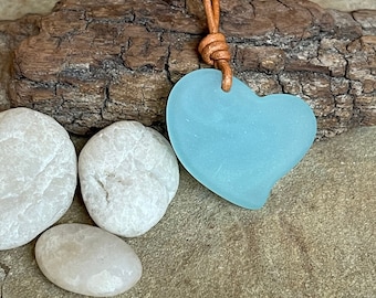 Große Seeglas Herz Anhänger, Strandglas, Lederband Halskette, Sommer Schmuck, recyceltes Glas, Minimalist, verstellbare Halskette