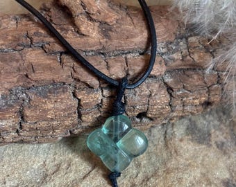 Grüne Fluorit Klee Anhänger Halskette, Regenbogen Fluorit Halskette, Lederband Halskette, Boho Schmuck, verstellbare Halskette