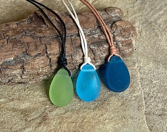 Ciondolo a goccia in vetro di mare, vetro da spiaggia, collana con cordino regolabile, gioielli estivi, vetro riciclato, minimalista