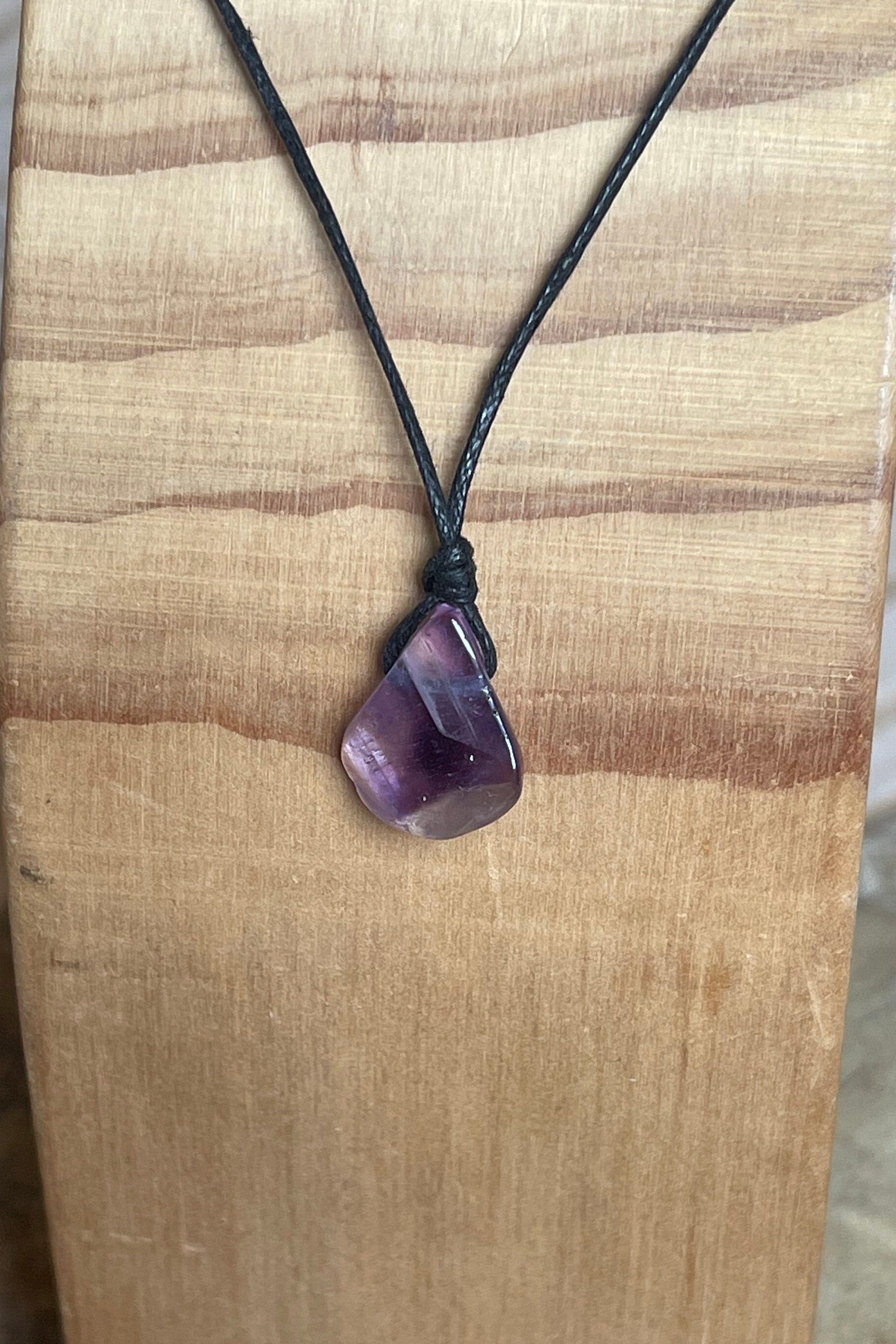 Kleine rustikale Amethyst Teardrop Halskette, Lederband Halskette, Februar Geburtsstein, lila Edelstein, Minimalist, kundenspezifische Längen