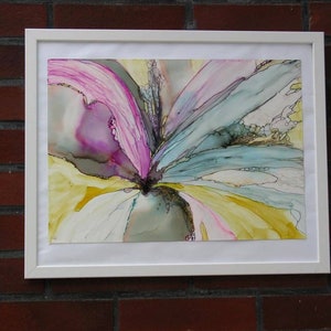 Può includere: Dipinto astratto in una cornice bianca. Il dipinto presenta un design a spirale di colori rosa, viola, blu, giallo e bianco.