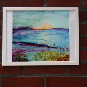 Può includere: Dipinto astratto incorniciato di un tramonto su uno specchio d'acqua con tonalità viola e blu. Il dipinto presenta una varietà di colori, tra cui giallo, arancione, viola, blu e verde. Il dipinto è incorniciato in una cornice bianca.