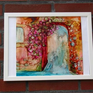 Può includere: Un dipinto incorniciato di un arco astratto colorato con tonalità rosa, rosse, arancioni e blu. L'arco è circondato da un muro di pietra con una finestra sullo sfondo.
