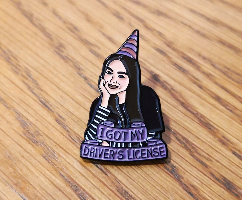 Olivia Rodrigo Enamel Pin - Drivers License / Sour Pin Badge - Olivia Rodrigo Merch, Jewellery & Gifts 