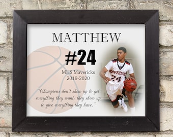 Puede incluir: Impresión fotográfica enmarcada de baloncesto con el nombre "MATTHEW" y el número "24". La imagen incluye un jugador de baloncesto con uniforme de los Mavericks, el nombre del equipo y una cita motivacional. El marco es negro.