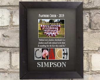 Può includere: Una stampa incorniciata con bordo nero, raffigurante una foto di una squadra di cheerleader. Il testo "PANTHERS CHEER - 2019" è in alto, con una citazione sotto la foto. Il nome "SIMPSON" è in basso, con "COACH" scritto sopra, usando immagini.