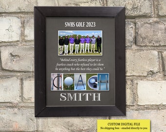 Puede incluir: Impresión enmarcada con un borde negro que presenta una foto del equipo y el texto "SWHS GOLF 2023". La impresión incluye las palabras "COACH SMITH" y una cita sobre un entrenador intrépido. Un rectángulo amarillo en la parte inferior dice "CUSTOM DIGITAL FILE."