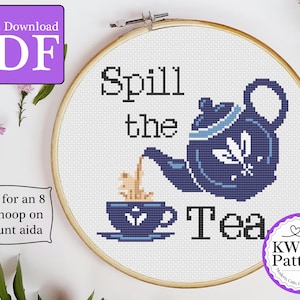 Puede incluir: Patrón de punto de cruz para un aro de 20 cm, con una tetera azul vertiendo té en una taza con el texto "Spill the Tea".