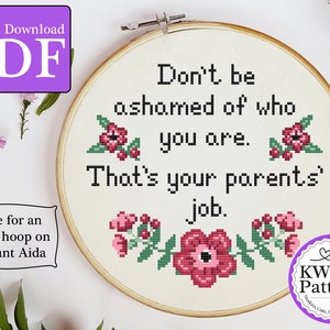 Puede incluir: Patr&oacute;n de punto de cruz para un aro de 20 cm con el texto "No te averg&uuml;ences de qui&eacute;n eres. Ese es el trabajo de tus padres." con flores rosas y hojas verdes.