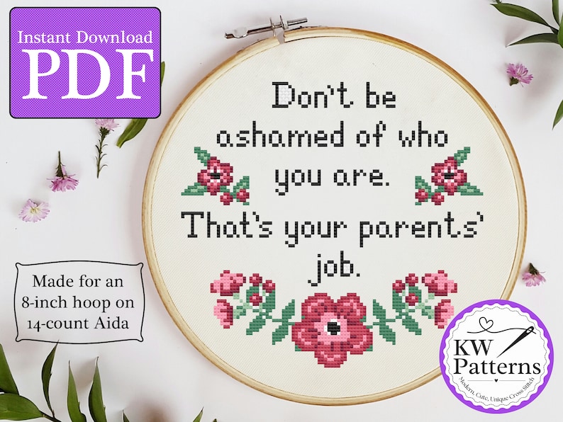 Puede incluir: Patr&oacute;n de punto de cruz para un aro de 20 cm con el texto "No te averg&uuml;ences de qui&eacute;n eres. Ese es el trabajo de tus padres." con flores rosas y hojas verdes.