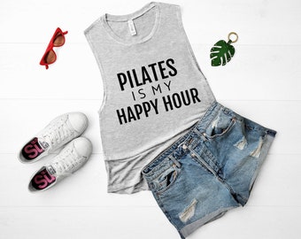 Pilates is mijn Happy Hour Muscle Tank | Womens Workout Tank | Pilates Geschenken | Gym Shirt | Trainingsshirt | Tanktops met spreuken |