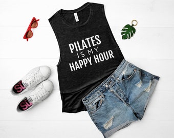 Pilates is mijn Happy Hour Muscle Tank | Womens Workout Tank | Pilates Geschenken | Gym Shirt | Trainingsshirt | Tanktops met spreuken |