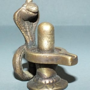 Lingam de Shiva de latón con estatua de Naga en Nepal. ENVÍO GRATIS.