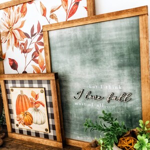Peut inclure: Plusieurs tableaux muraux encadr&eacute;s sur le th&egrave;me de l'automne. L'un d'eux pr&eacute;sente un fond de style tableau noir avec le texte "but I think I love fall most of all...". Un autre affiche une citrouille et des feuilles. Les cadres sont bruns.