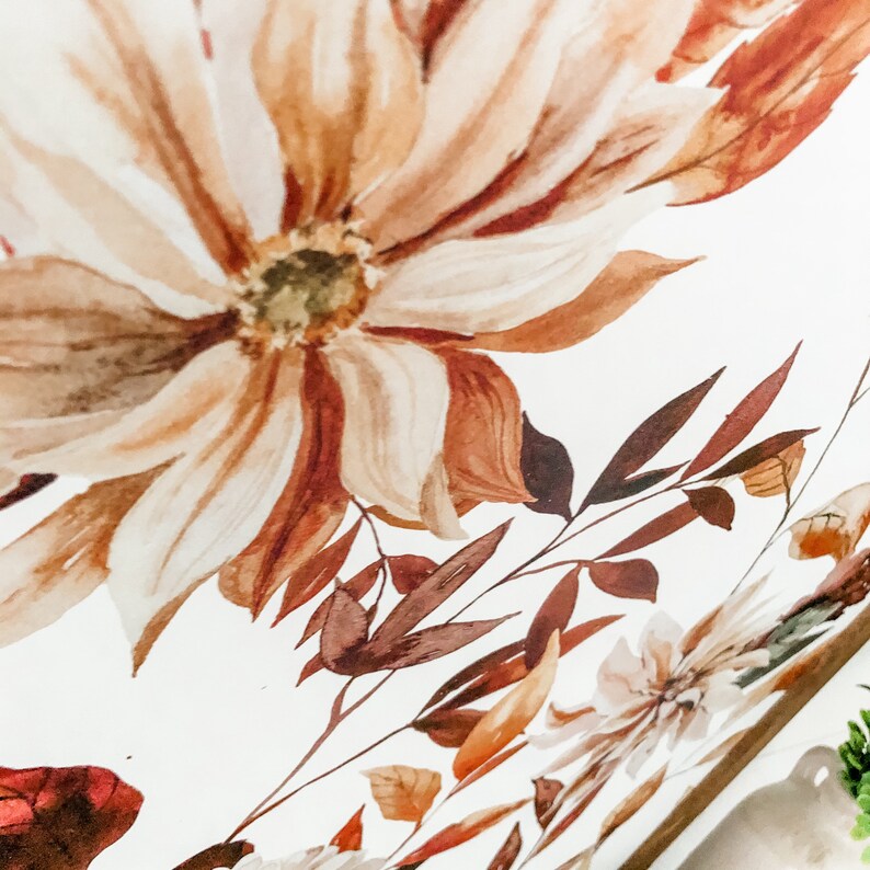 Peut inclure: Peinture &agrave; l'aquarelle d'une grande fleur brun clair &agrave; multiples p&eacute;tales. La fleur est entour&eacute;e de feuilles et de tiges brunes et brun rouge&acirc;tre. L'&oelig;uvre d'art a une palette de couleurs douces et chaudes, avec un fond blanc.
