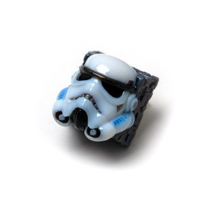 Op de afbeelding: Een witte en blauwe Star Wars Stormtrooper-toetsenkap met een zwart vizier. De toetsenkap is gemaakt van hars en heeft een gedetailleerd ontwerp.