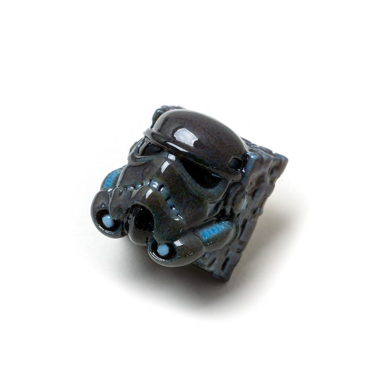 Op de afbeelding: Een zwarte en blauwe keramische toetsenkap in de vorm van een Star Wars Stormtrooper-helm.